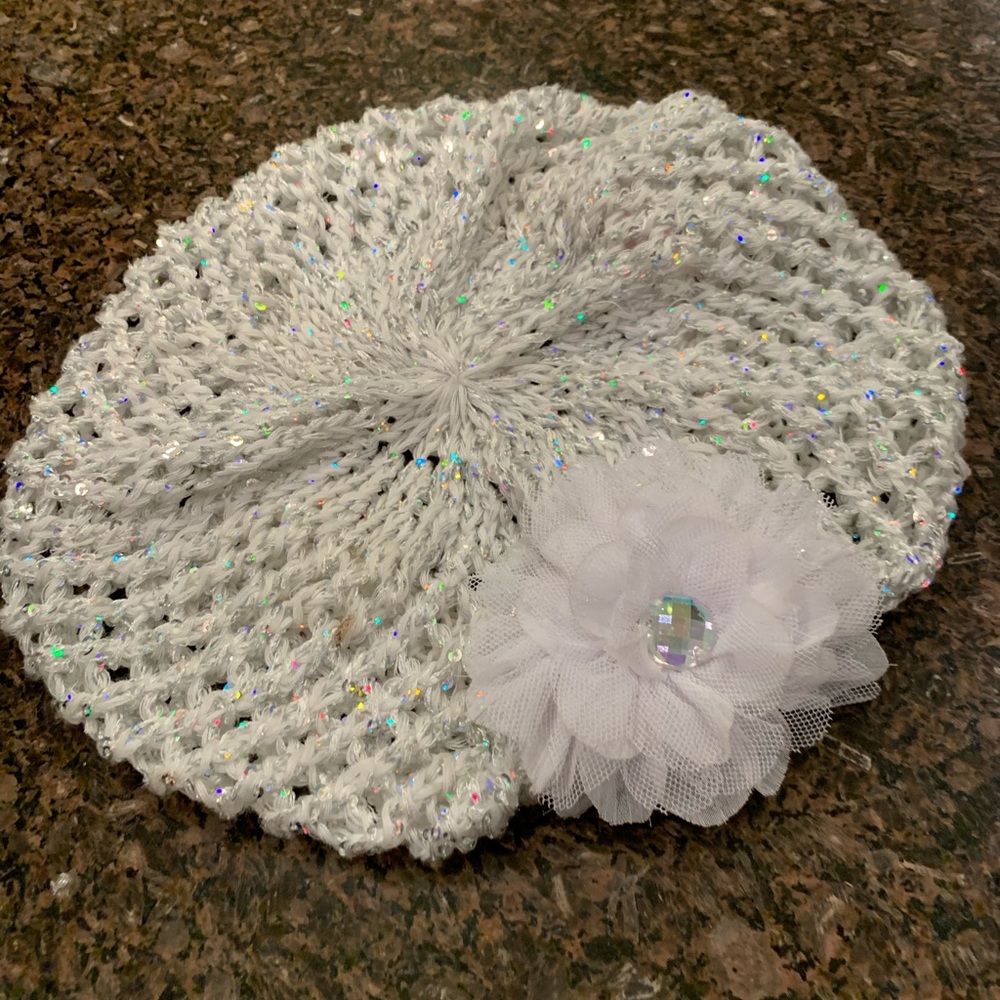 White knitted beret with sequins